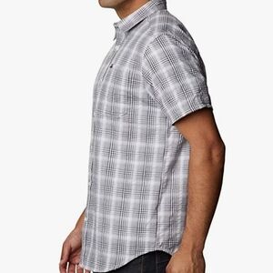 NEW! COLUMBIA Brentyn Trail Seersucker Buttondown Shirt Small.
